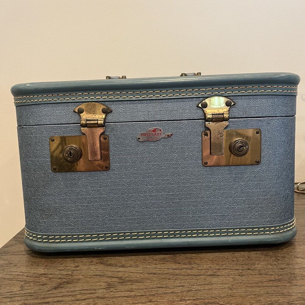 Rare First Lady 1960's Blue Train Case Pebbled, Pink Interior Riveted No Key